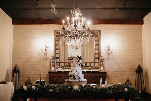 Simple, yet elegant white flower accents on this beautiful cake will keep people talking for years to come.
Cake: Sweets To Dream On
Photography- Angela Nobles: Photographer